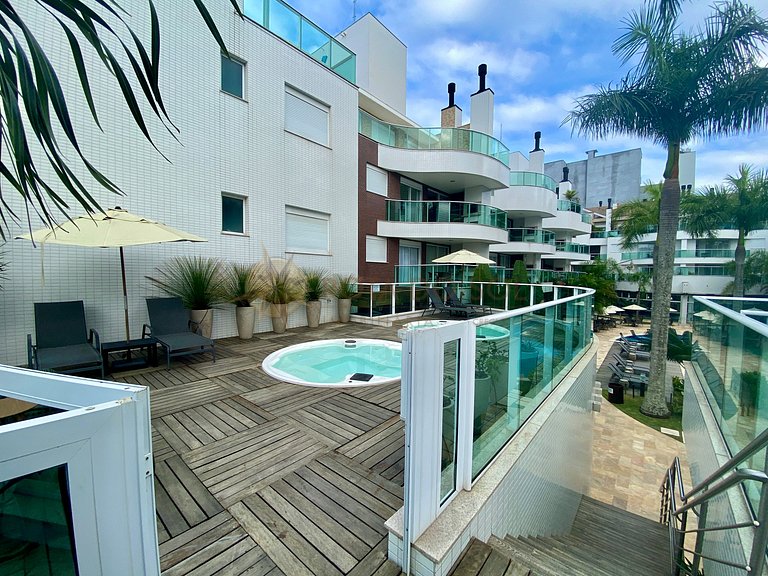 Apartamento com piscina e jacuzzis no Centro de Bombinhas.