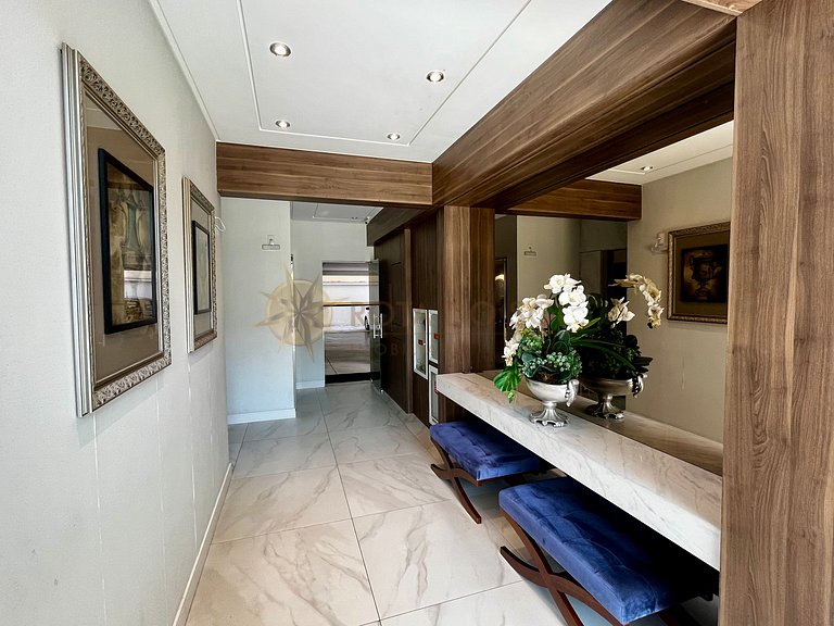 Cobertura com jacuzzi e churrasqueira a poucos passos do mar