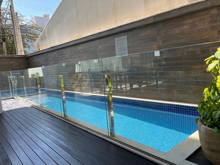 Cobertura com jacuzzi e churrasqueira a poucos passos do mar