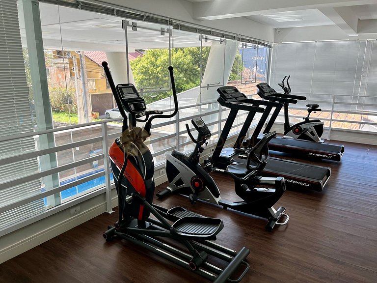 Cobertura com jacuzzi e churrasqueira a poucos passos do mar