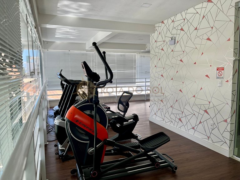 Cobertura com jacuzzi e churrasqueira a poucos passos do mar