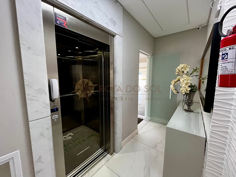 Cobertura com jacuzzi e churrasqueira a poucos passos do mar