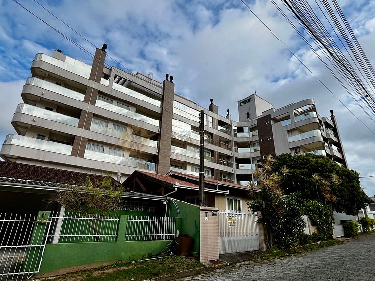 Exclusiva Cobertura Duplex a Poucos metros do Mar em SC