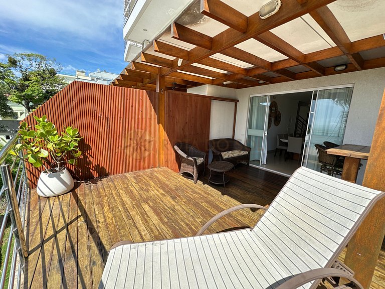 010B - Exclusive Beachfront Triplex in Bombinhas