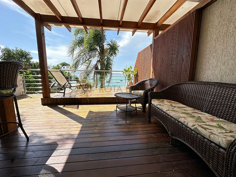 010B - Exclusive Beachfront Triplex in Bombinhas