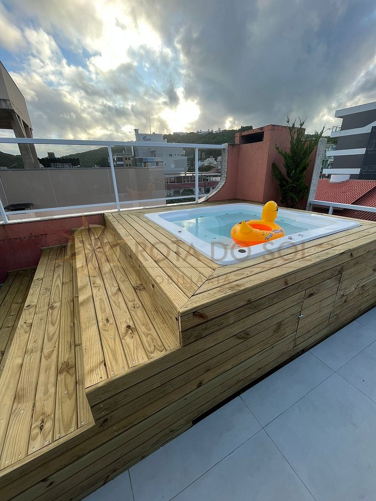 Jacuzzi no terraço e o mar pertinho. Suas férias perfeitas!