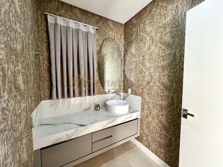 Exclusiva Cobertura Duplex a Poucos metros do Mar em SC
