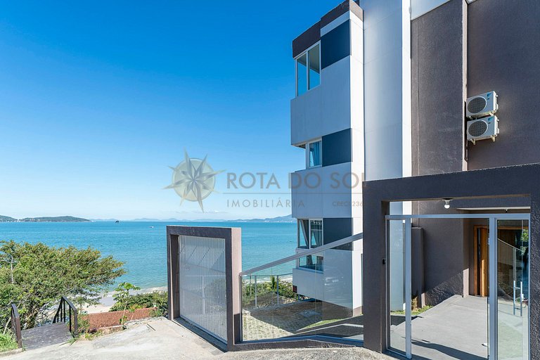 Tríplex com vista mar e piscina privativa para 12 pessoas.