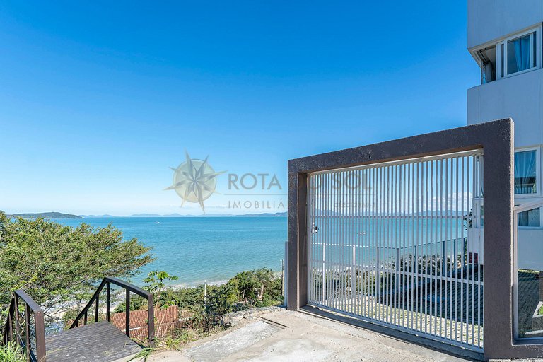 Tríplex com vista mar e piscina privativa para 12 pessoas.