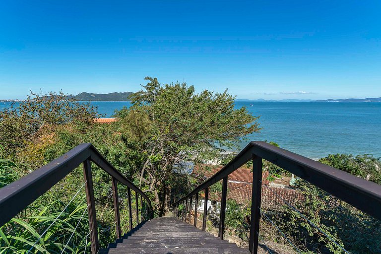 Tríplex com vista mar e piscina privativa para 12 pessoas.