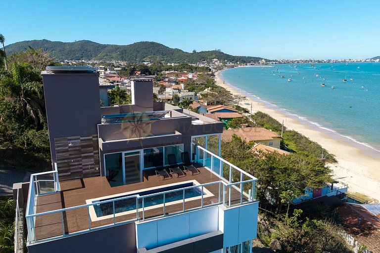 Tríplex com vista mar e piscina privativa para 12 pessoas.