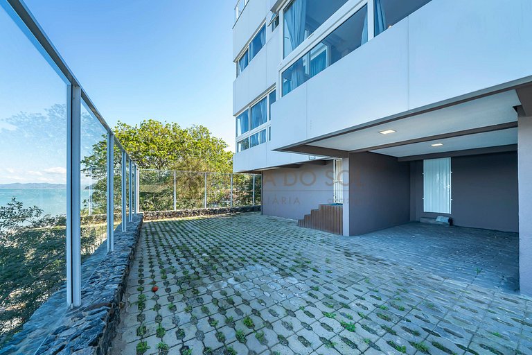 Tríplex com vista mar e piscina privativa para 12 pessoas.