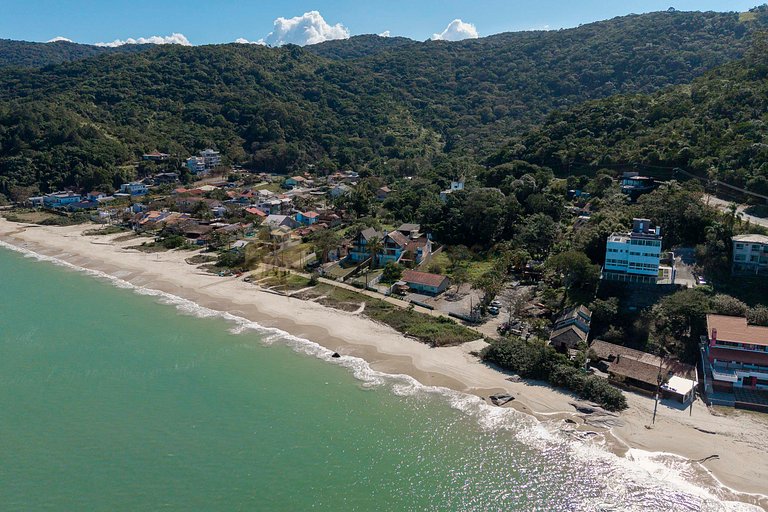Tríplex com vista mar e piscina privativa para 12 pessoas.