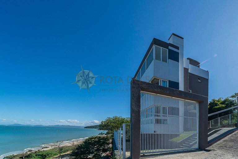 Tríplex com vista mar e piscina privativa para 12 pessoas.