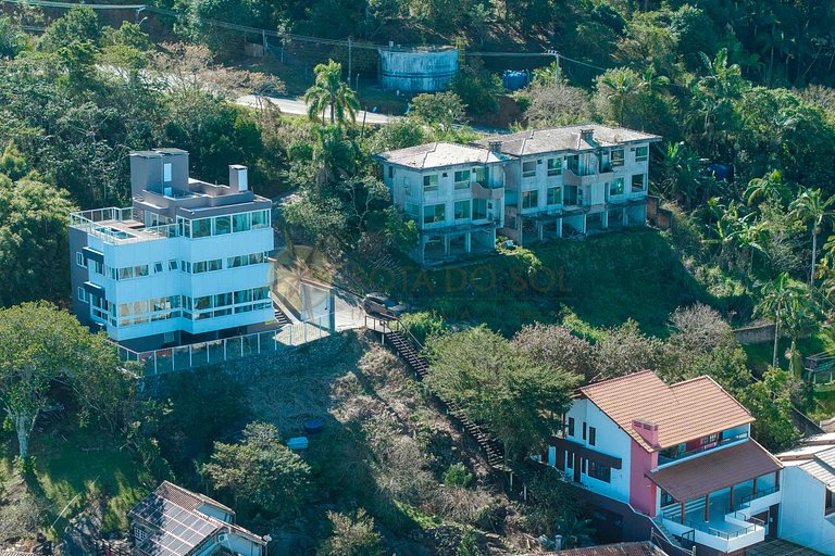 Tríplex com vista mar e piscina privativa para 12 pessoas.
