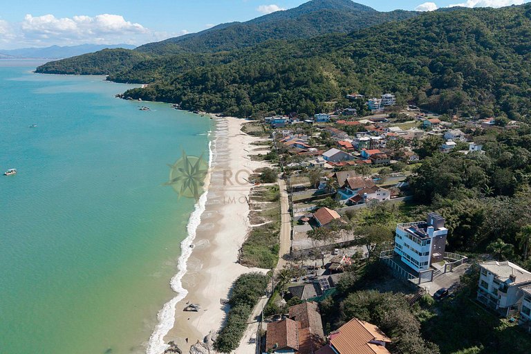 Tríplex com vista mar e piscina privativa para 12 pessoas.