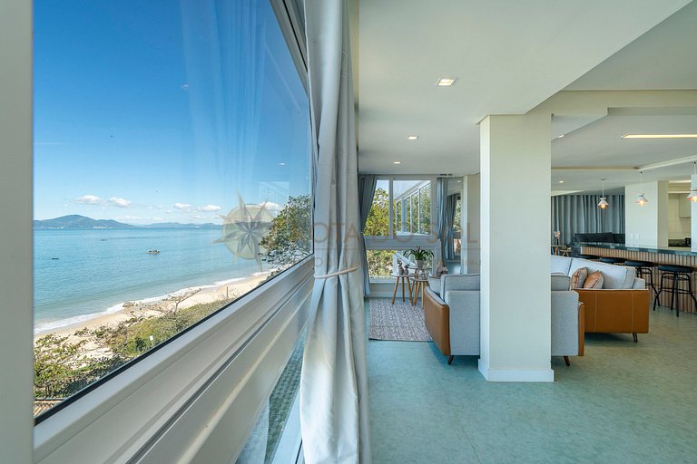 Tríplex com vista mar e piscina privativa para 12 pessoas.