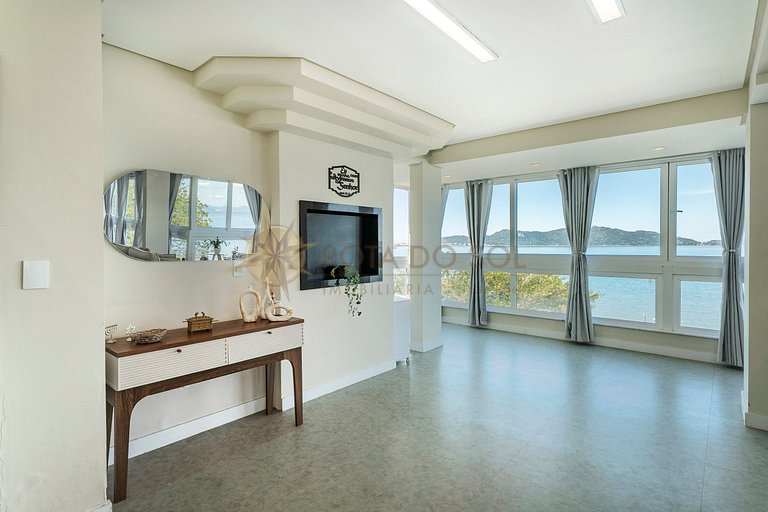 Tríplex com vista mar e piscina privativa para 12 pessoas.