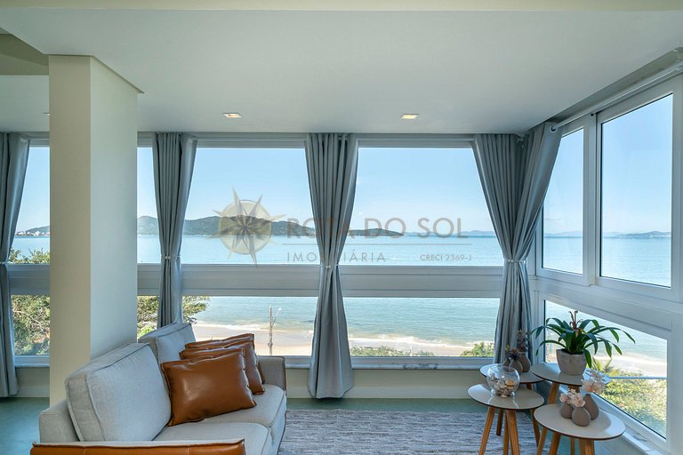 Tríplex com vista mar e piscina privativa para 12 pessoas.