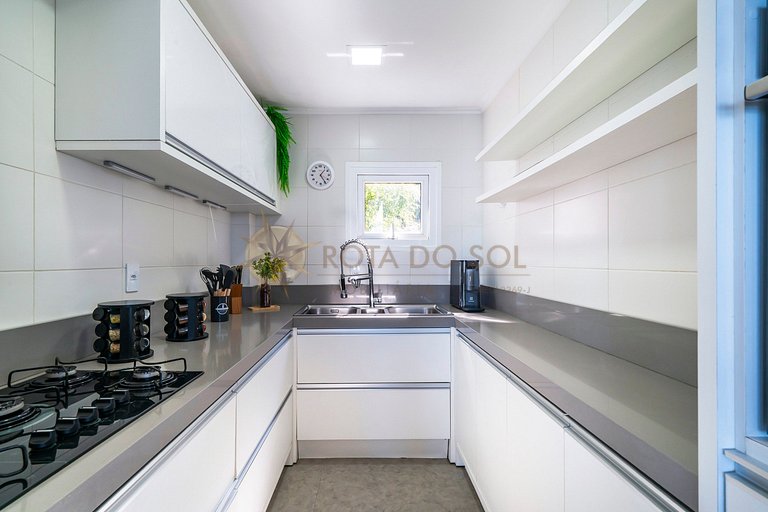 Tríplex com vista mar e piscina privativa para 12 pessoas.