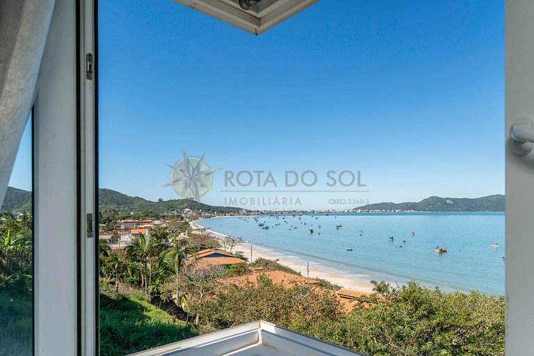 Tríplex com vista mar e piscina privativa para 12 pessoas.