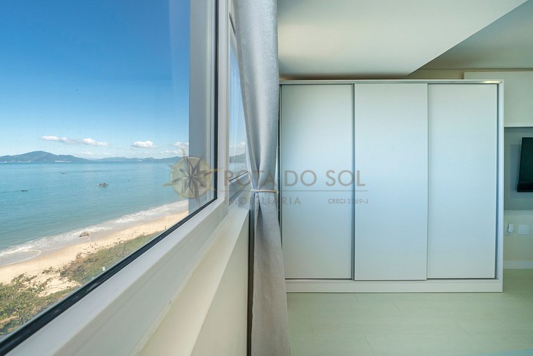 Tríplex com vista mar e piscina privativa para 12 pessoas.