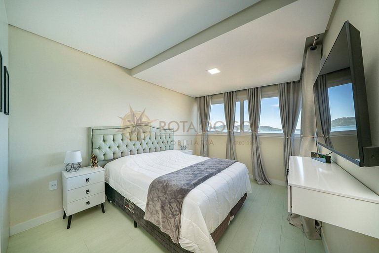 Tríplex com vista mar e piscina privativa para 12 pessoas.