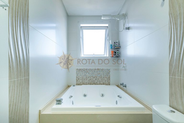 Tríplex com vista mar e piscina privativa para 12 pessoas.