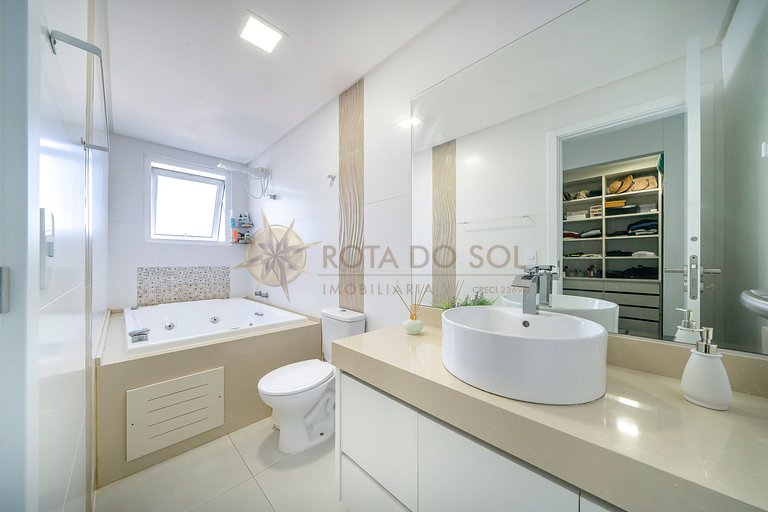 Tríplex com vista mar e piscina privativa para 12 pessoas.