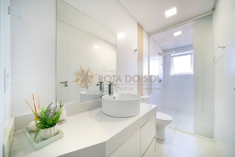 Tríplex com vista mar e piscina privativa para 12 pessoas.