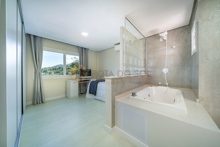 Tríplex com vista mar e piscina privativa para 12 pessoas.