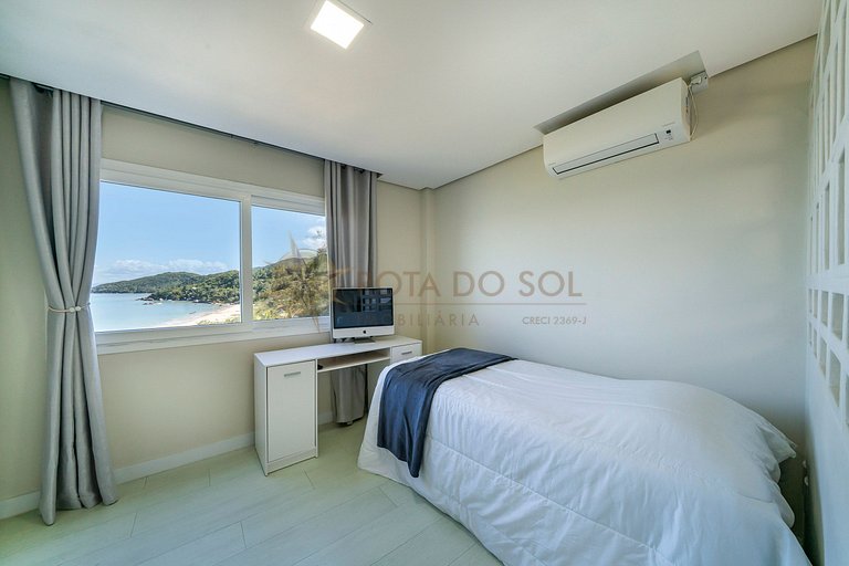 Tríplex com vista mar e piscina privativa para 12 pessoas.