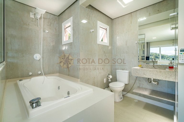 Tríplex com vista mar e piscina privativa para 12 pessoas.