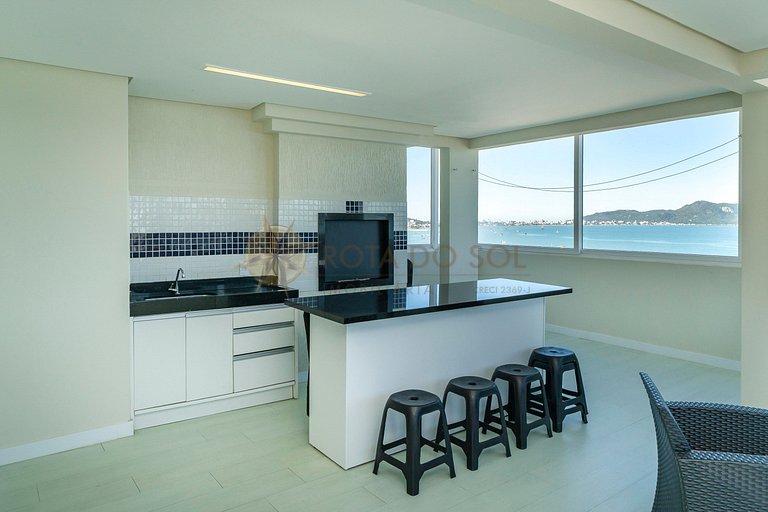 Tríplex com vista mar e piscina privativa para 12 pessoas.