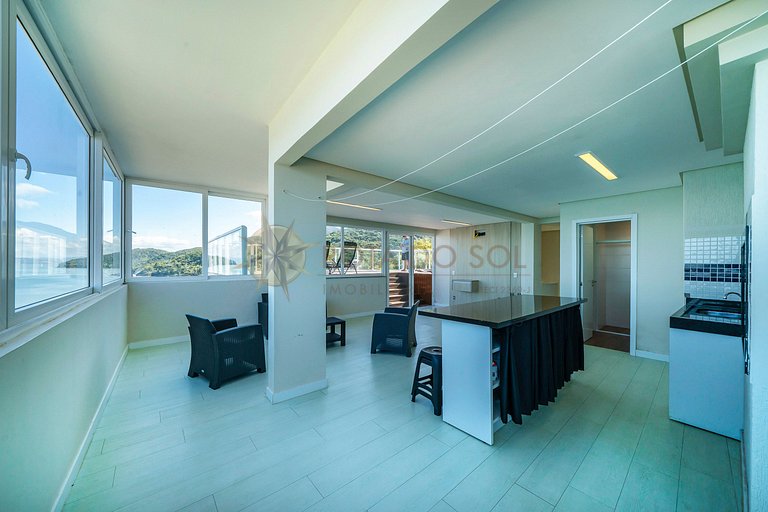 Tríplex com vista mar e piscina privativa para 12 pessoas.