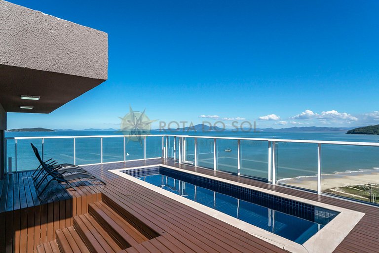 Tríplex com vista mar e piscina privativa para 12 pessoas.