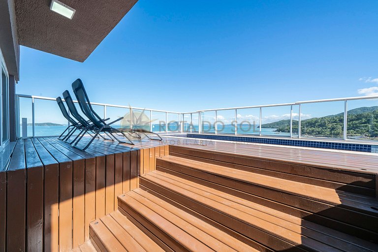 Tríplex com vista mar e piscina privativa para 12 pessoas.