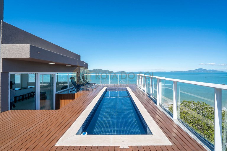 Tríplex com vista mar e piscina privativa para 12 pessoas.