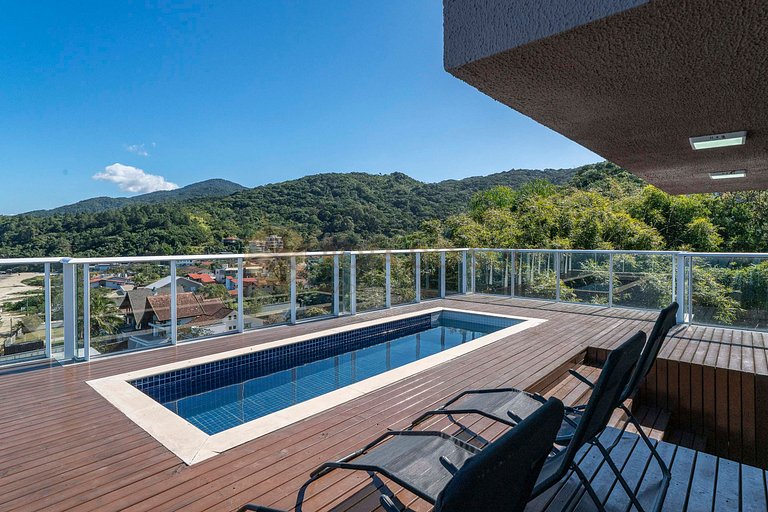 Tríplex com vista mar e piscina privativa para 12 pessoas.