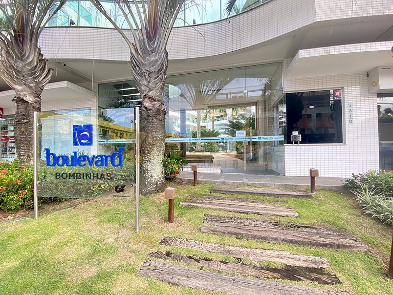 Apartamento com piscina e jacuzzis no Centro de Bombinhas.