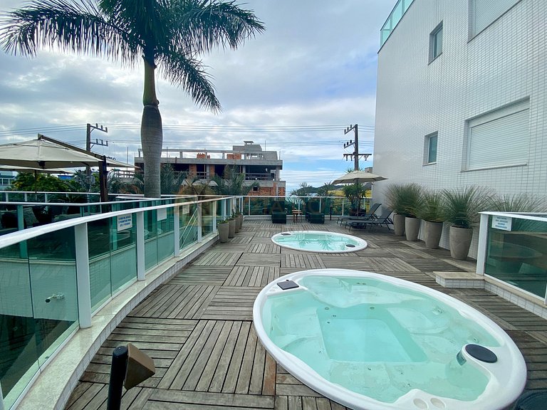 Apartamento com piscina e jacuzzis no Centro de Bombinhas.
