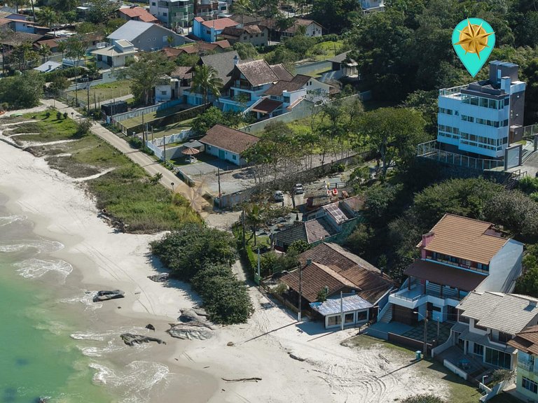 Tríplex com vista mar e piscina privativa para 12 pessoas.