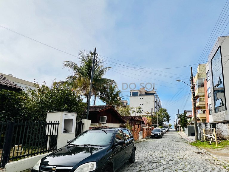 Sobrado para 12 pessoas á poucos passos do mar em Bombinhas