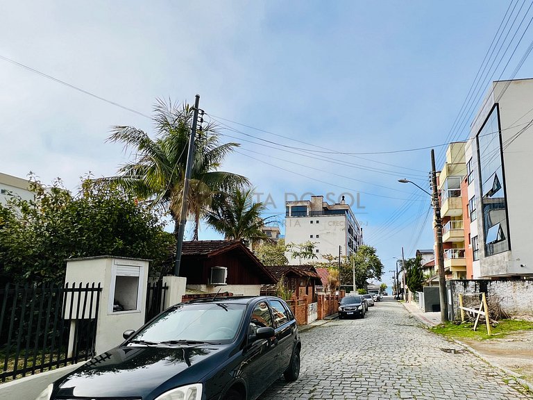 Sobrado para 12 pessoas á poucos passos do mar em Bombinhas