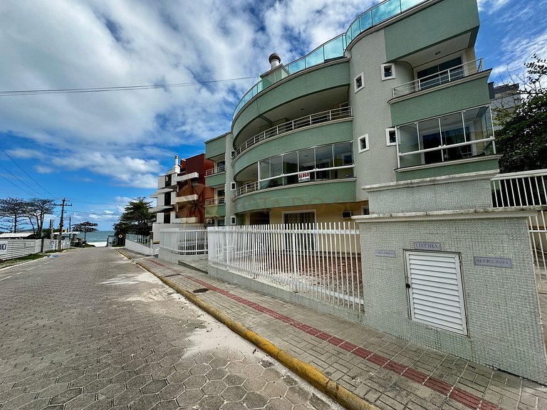 Piscina, sol e mar — tudo isso pertinho de você!