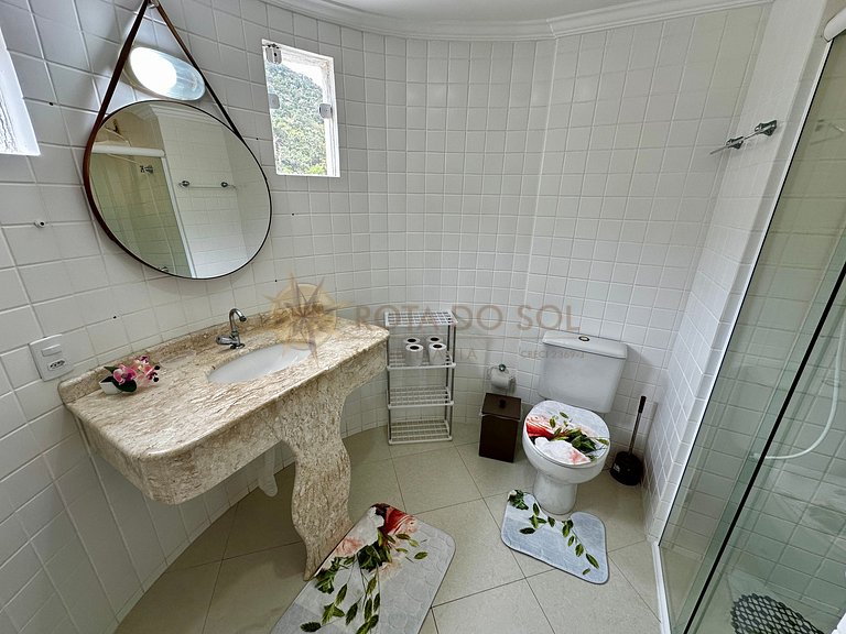 Piscina, sol e mar — tudo isso pertinho de você!