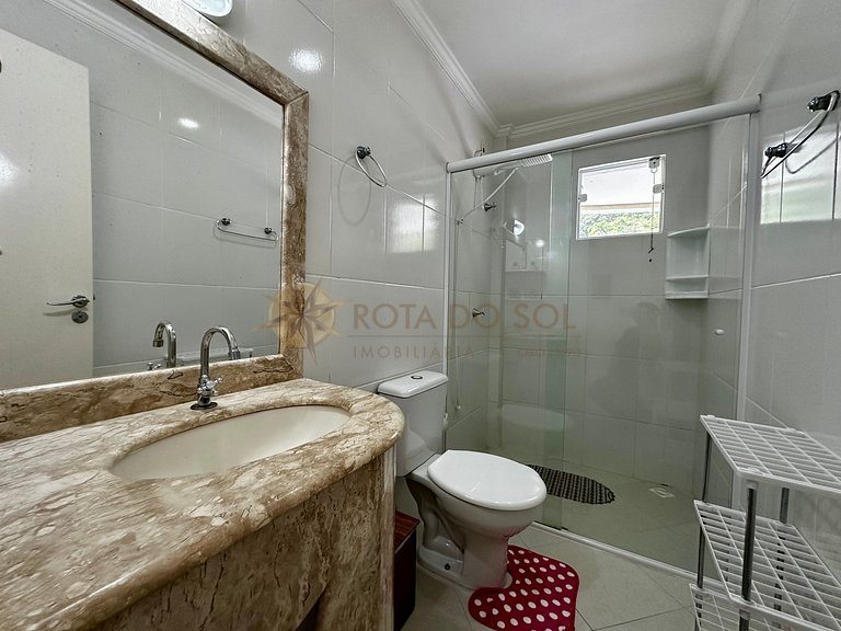 Piscina, sol e mar — tudo isso pertinho de você!