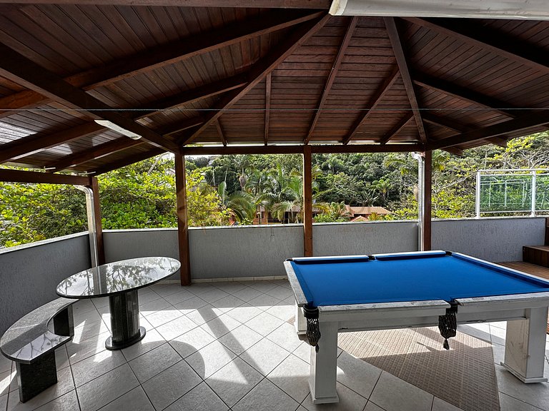 Piscina, sol e mar — tudo isso pertinho de você!