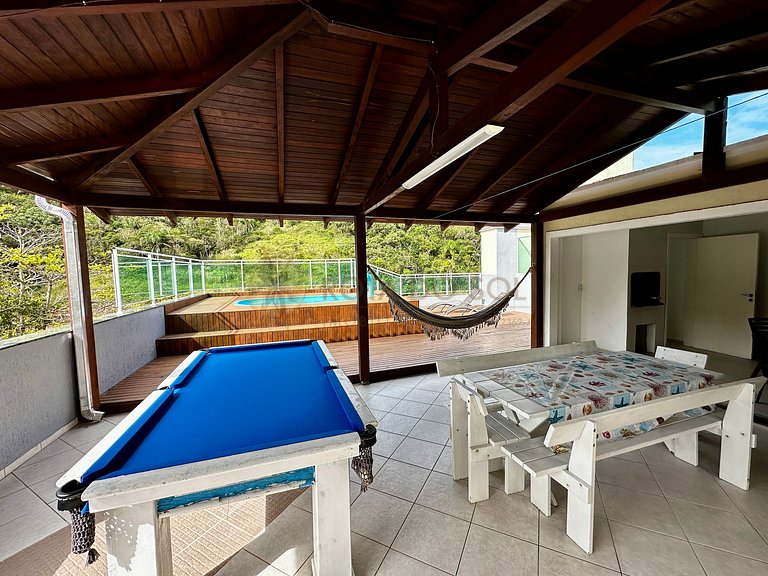 Piscina, sol e mar — tudo isso pertinho de você!