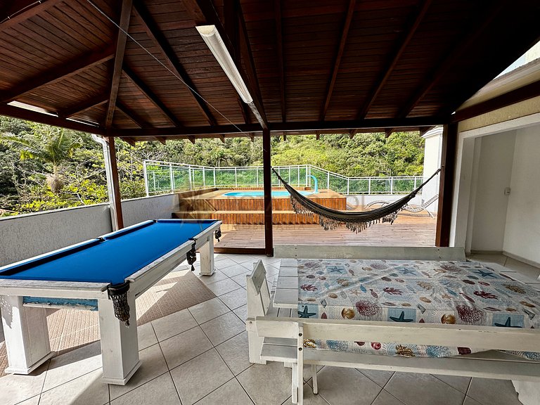 Piscina, sol e mar — tudo isso pertinho de você!